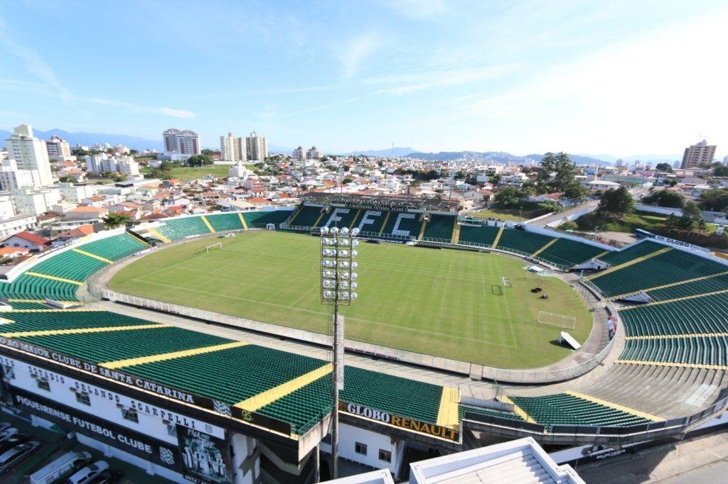 Cerca de 40 pessoas invadiram o treino de s&aacute;bado do Figueirense no Est&aacute;dio Orlando Scarpelli e agrediram jogadores e comiss&atilde;o t&eacute;cnica
