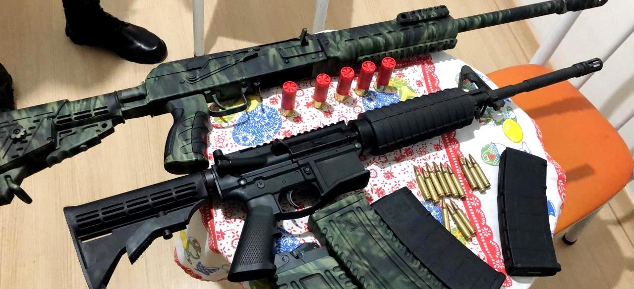 Fuzil AR 15 calibre 5,56 e  espingarda semi-autom&aacute;tica calibre 12 foram encontrados com R$ 12,3 mil em dinheiro