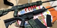 Fuzil AR 15 calibre 5,56 e  espingarda semi-automática calibre 12 foram encontrados com R$ 12,3 mil em dinheiro