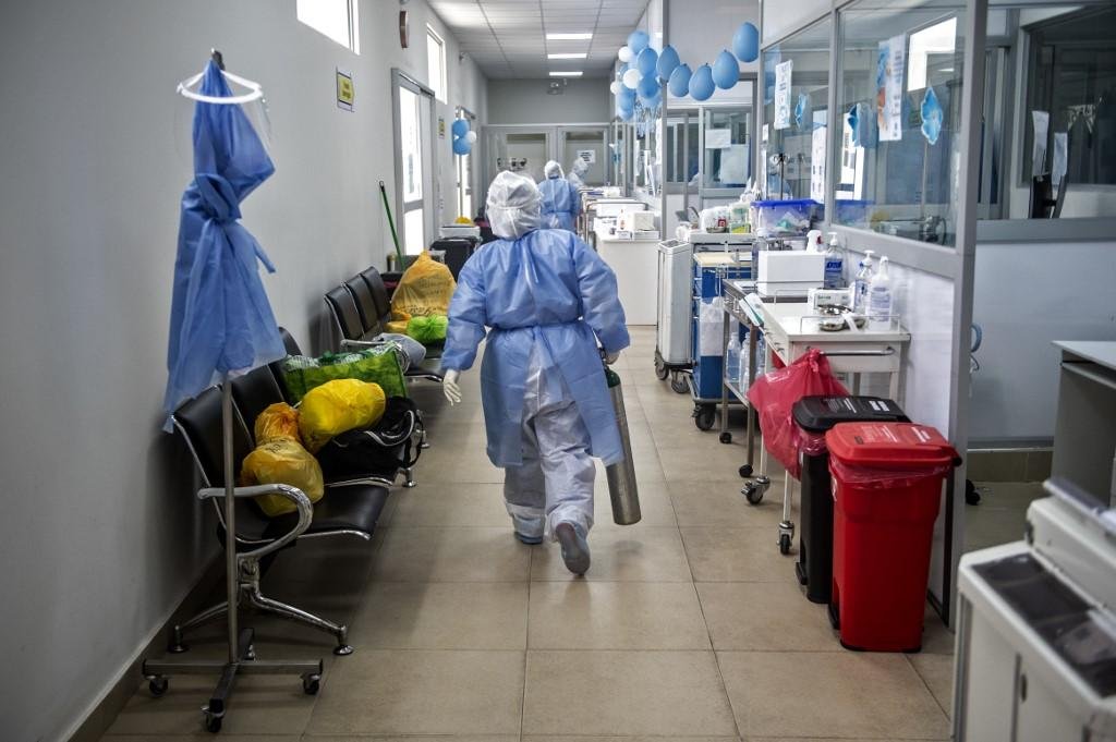Ultrapassado pela &Iacute;ndia, Brasil tornou-se o terceiro pa&iacute;s com mais casos