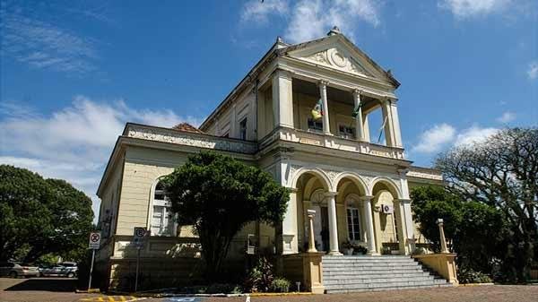 A secret&aacute;ria de Educa&ccedil;&atilde;o, Juliana Bach, informou que esse retorno &agrave;s aulas foi analisado pelo COE, deliberado e aprovado pelo Gabinete de Emerg&ecirc;ncias