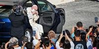 Após seis meses de pandemia, Papa Francisco é visto usando máscara pela primeira vez