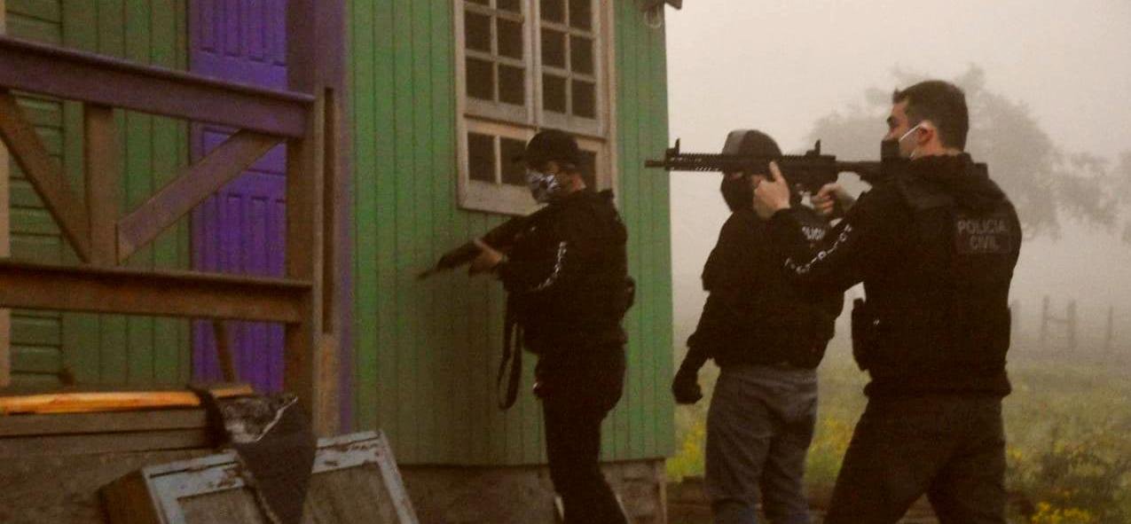 Houve o cumprimento de 16 mandados de busca e apreens&atilde;o de outros oito mandados pris&atilde;o preventiva em Novo Hamburgo, S&atilde;o Leopoldo, S&atilde;o Sebasti&atilde;o do Ca&iacute; e Soledade