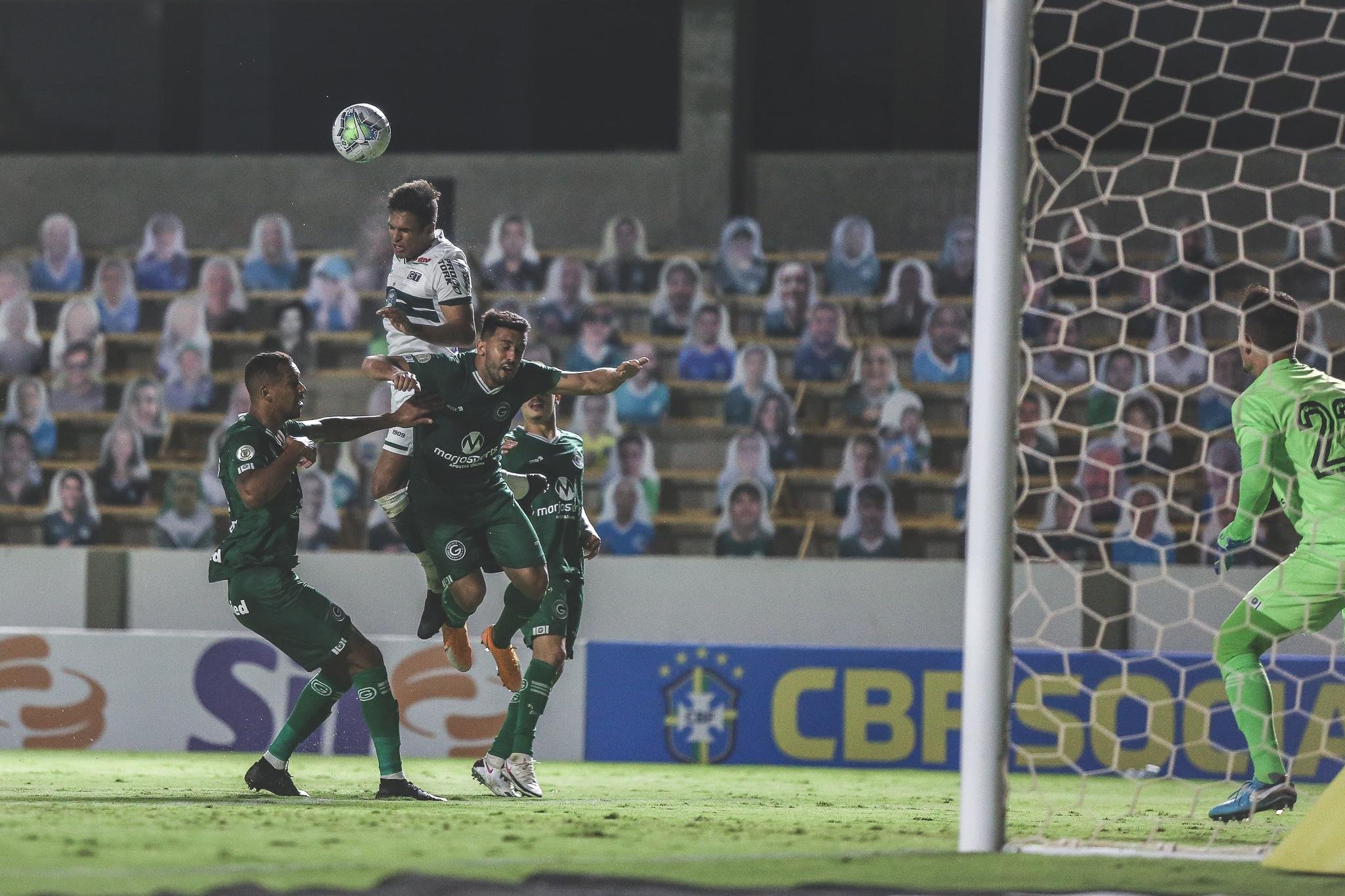Em duelo de seis gols, duas expuls&otilde;es e dois p&ecirc;naltis, Goi&aacute;s e Coritiba ficaram no empate por 3 a 3