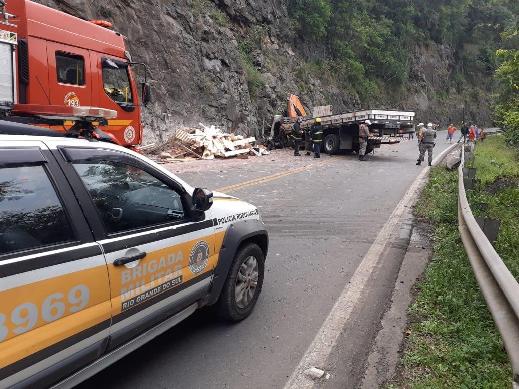 O Corpo de Bombeiros de Flores da Cunha, assim como SAMU e a Empresa Ga&uacute;cha de Rodovias (EGR) realizaram o atendimento