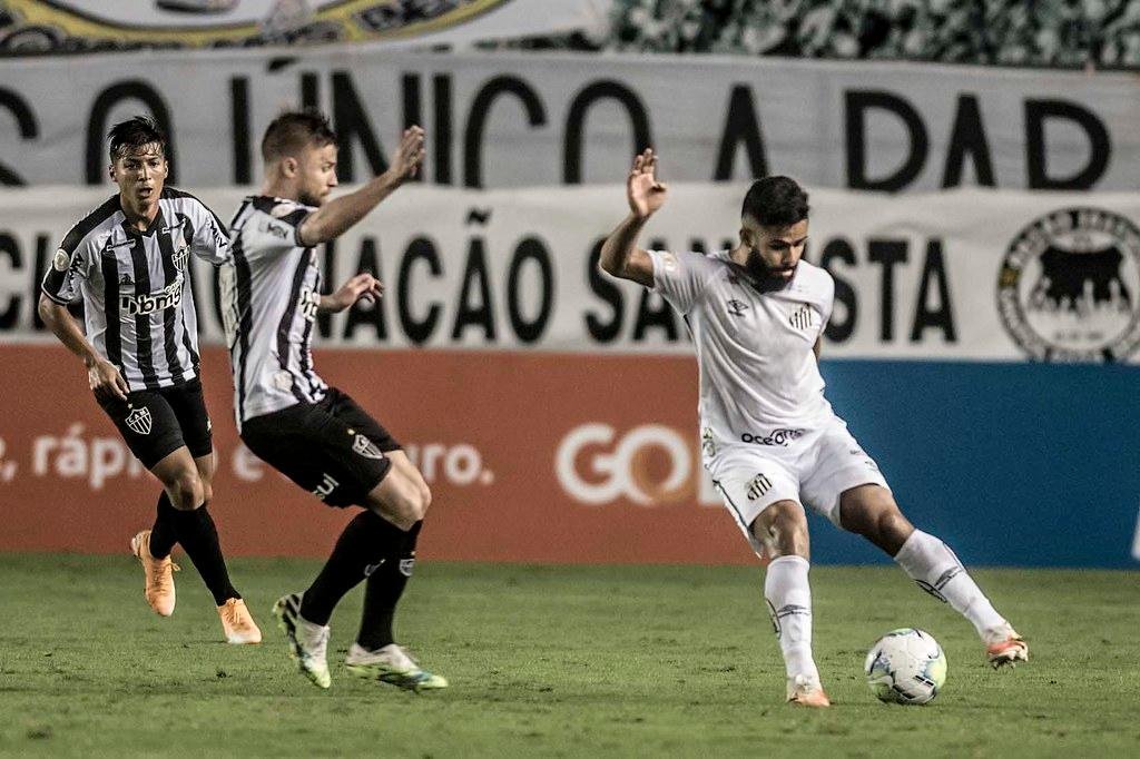 Santos venceu o Atl&eacute;tico-MG, por 3 a 1, na Vila Belmiro, e chegou aos 14 pontos