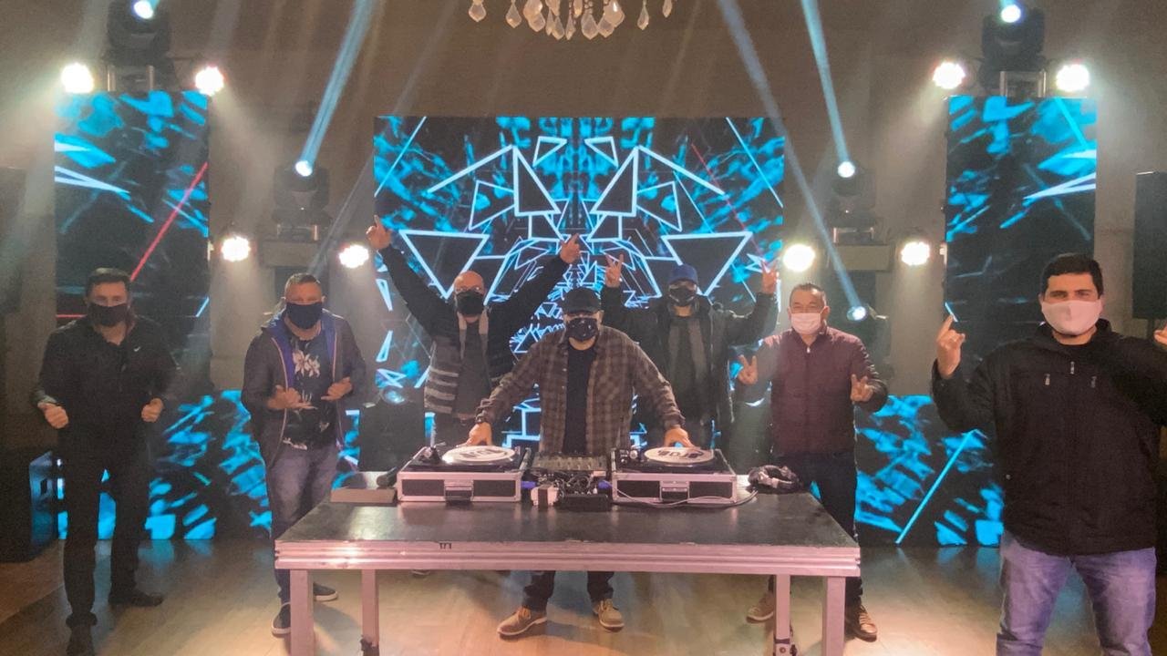 No total, 14 Dj's participam da transmiss&atilde;o realizada pela p&aacute;gina do Facebook Live DJ&rsquo;s Solid&aacute;rio