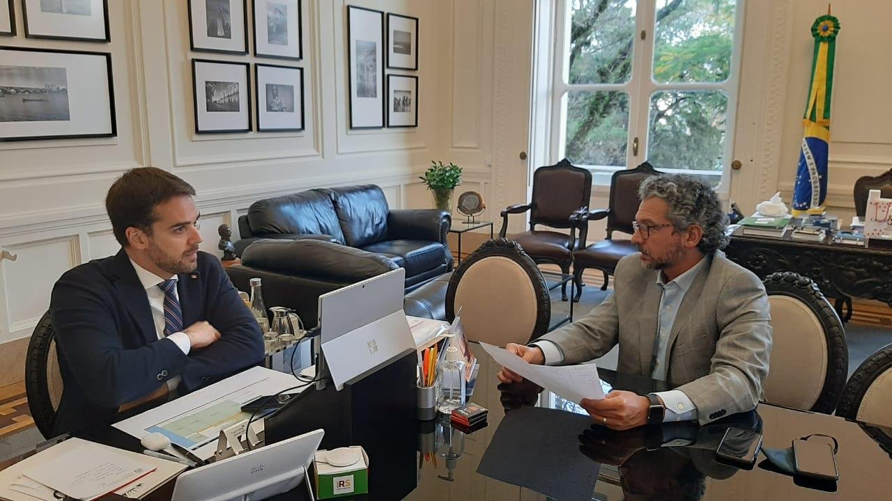 Governador Eduardo Leite, o l&iacute;der do governo, Frederico Antunes, e o chefe da Casa Civil, Otomar Vivian (em v&iacute;deo), fazem as articula&ccedil;&otilde;es sobre os projetos de reforma
