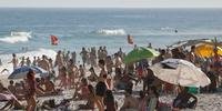 Praias de São Paulo e Rio de Janeiro voltam a ter aglomeração
