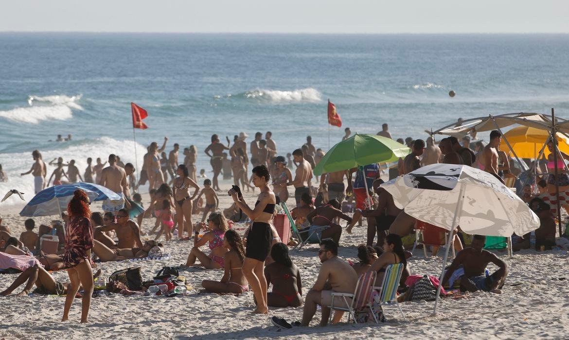 Praias de S&atilde;o Paulo e Rio de Janeiro voltam a ter aglomera&ccedil;&atilde;o