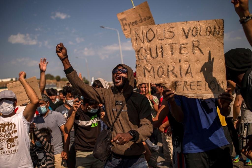 Tens&atilde;o aumenta em Lesbos; autoridades preparam novo campo de migrantes