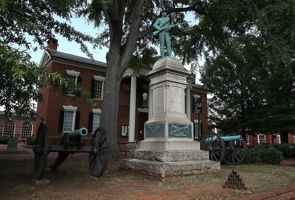 Est&aacute;tua de soldado confederado &eacute; retirada de Charlottesville
