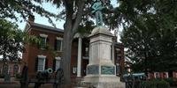 Estátua de soldado confederado é retirada de Charlottesville