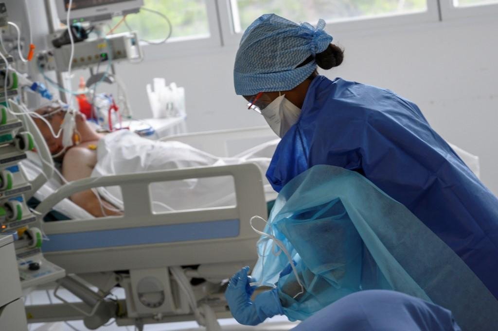 No s&aacute;bado foram registradas 4.806 mortes e 284.827 cont&aacute;gios no planeta