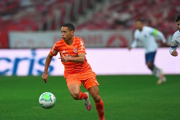 Jogador sofreu entrada forte no come&ccedil;o da partida