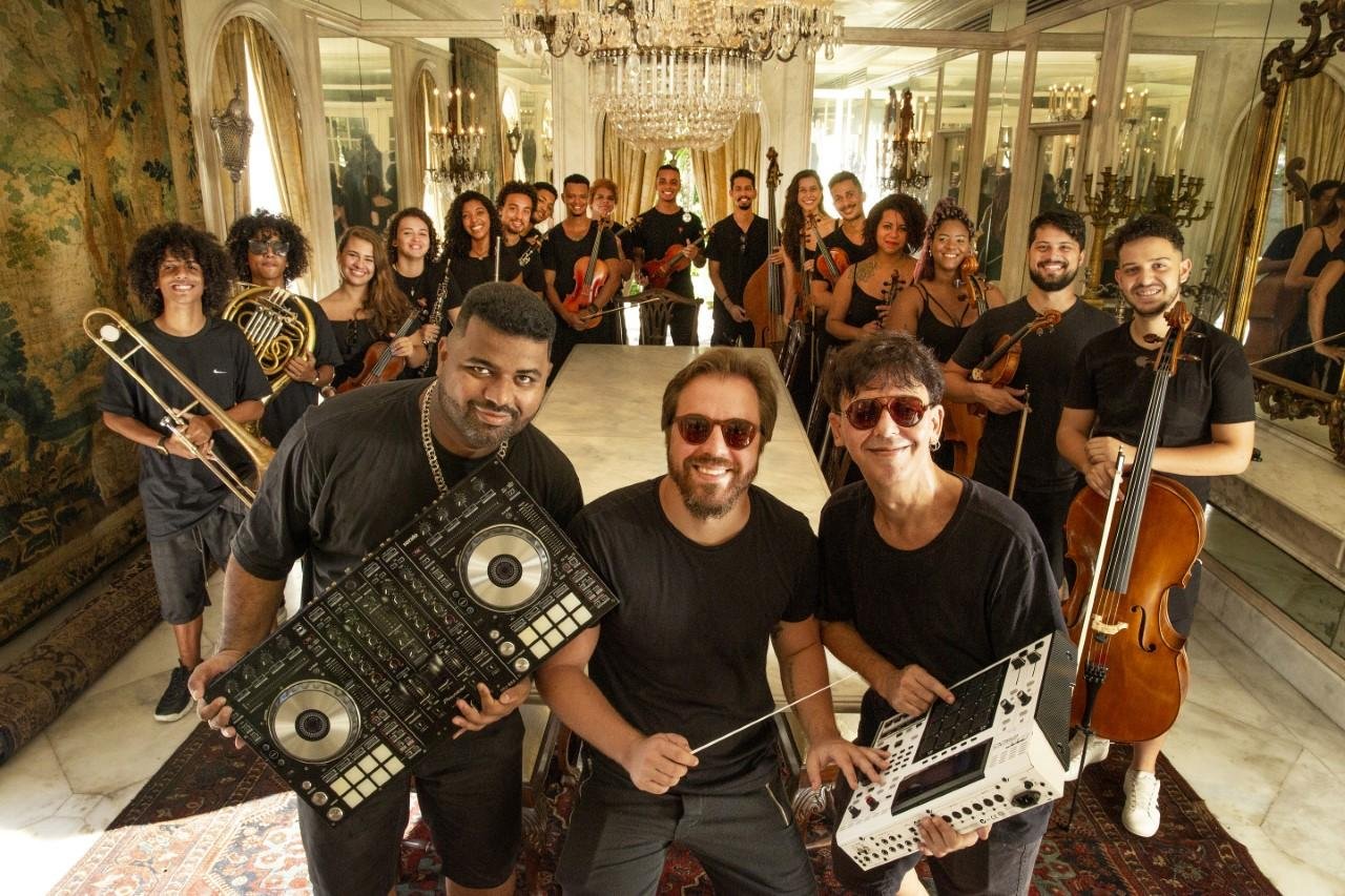 Funk Orquestra, composta por 15 jovens m&uacute;sicos, tem no comando dois Djs e um maestro