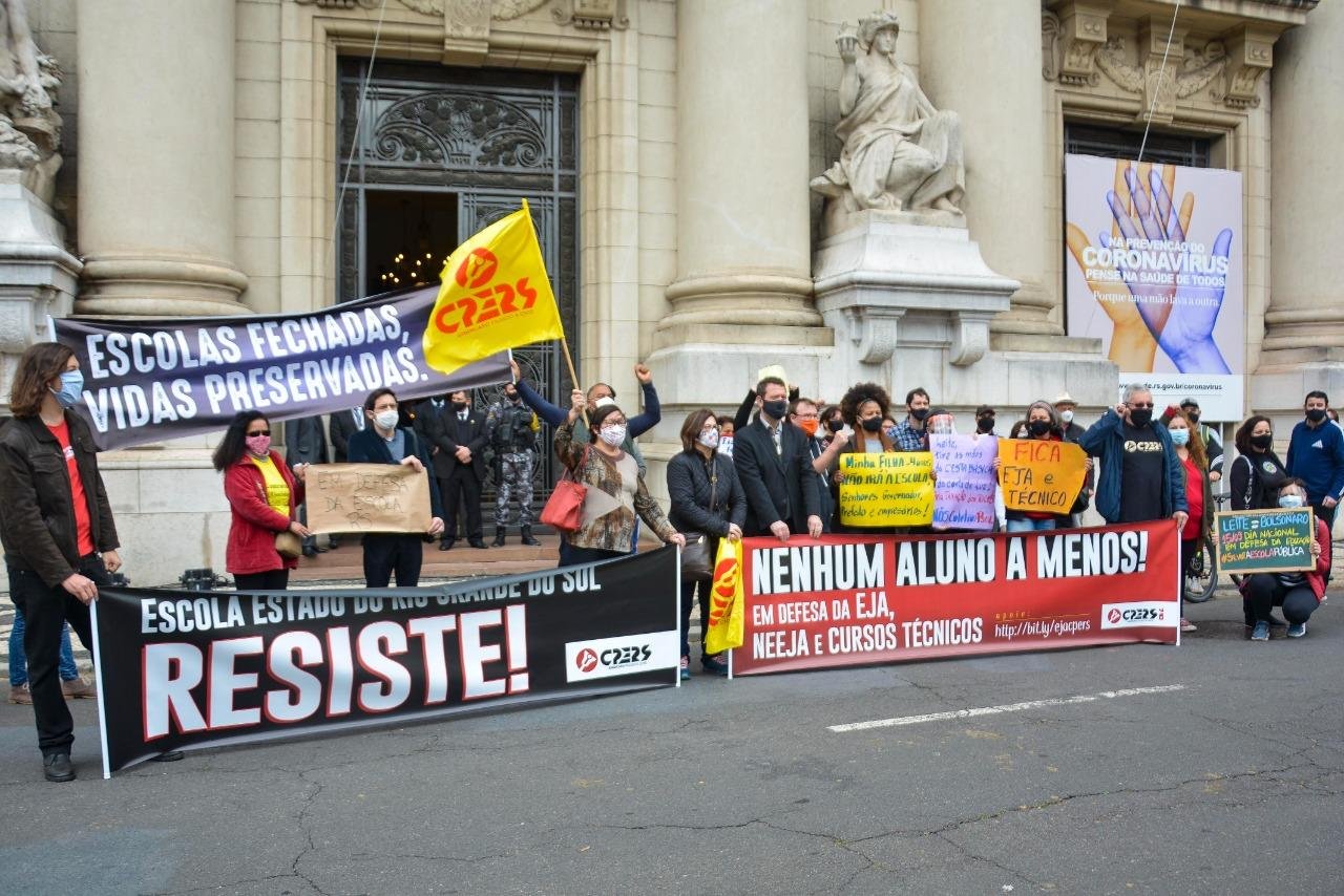 Ato ocorreu em frente ao Pal&aacute;cio Piratini nesta ter&ccedil;a-feira
