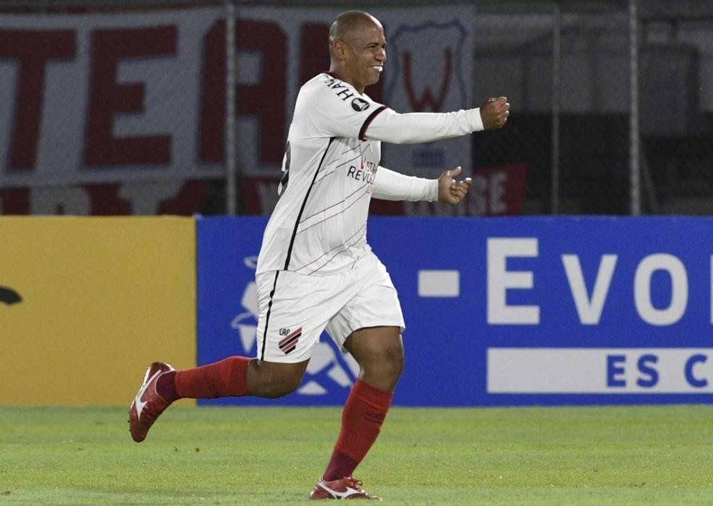 Com gol de Walter nos acr&eacute;scimos, Athletico-PR venceu o Jorge Wilstermann de virada