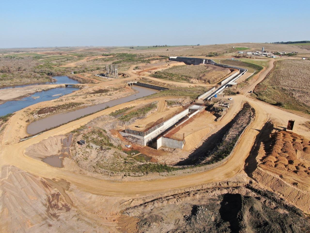 O empreendimento garantir&aacute; a irriga&ccedil;&atilde;o de 117 mil hectares da v&aacute;rzea do arroio Jaguari