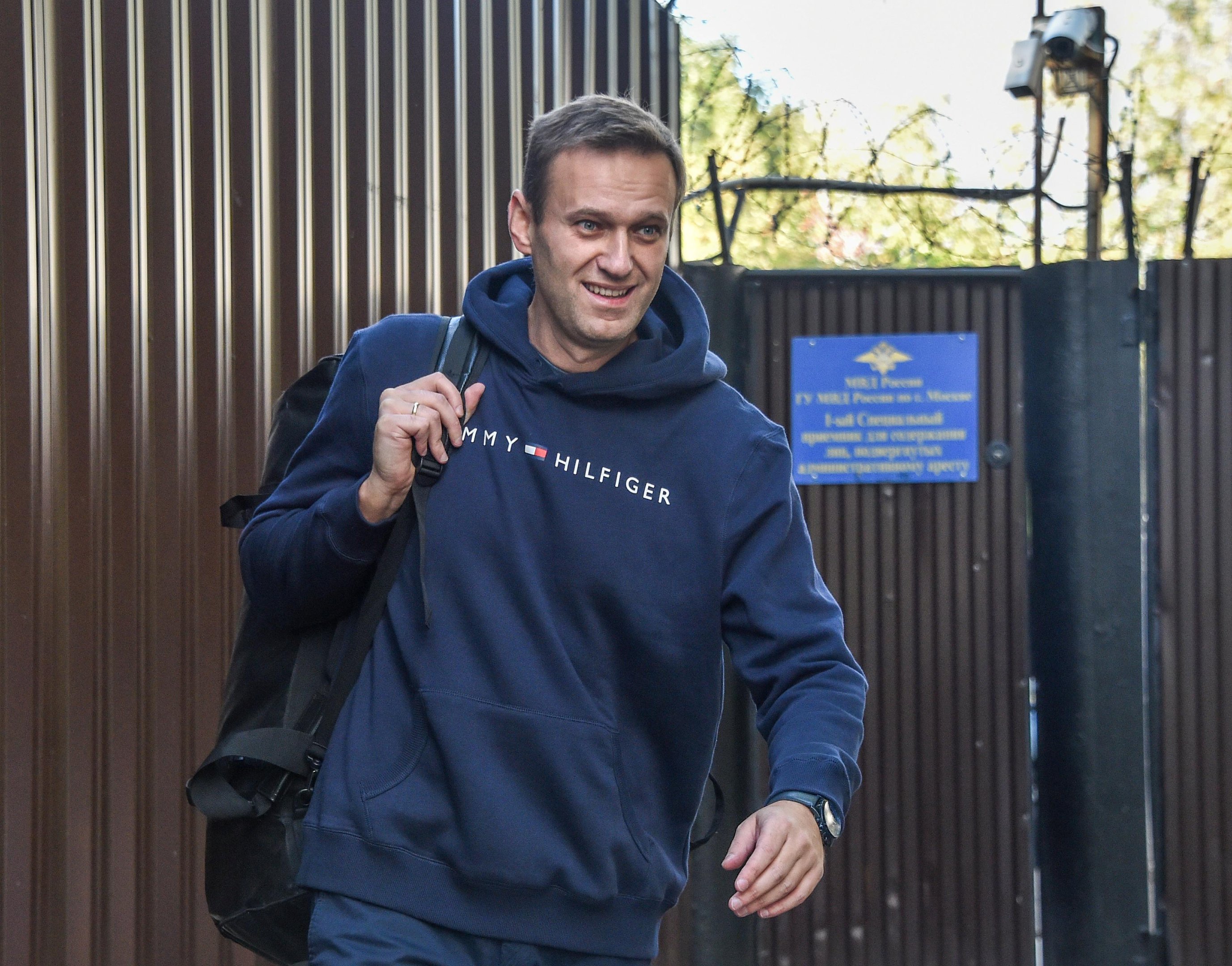 Esta foto de arquivo tirada em 23 de agosto de 2019 mostra o l&iacute;der da oposi&ccedil;&atilde;o russa Alexei Navalny deixando o centro de deten&ccedil;&atilde;o em Moscou depois de cumprir 30 dias de pris&atilde;o