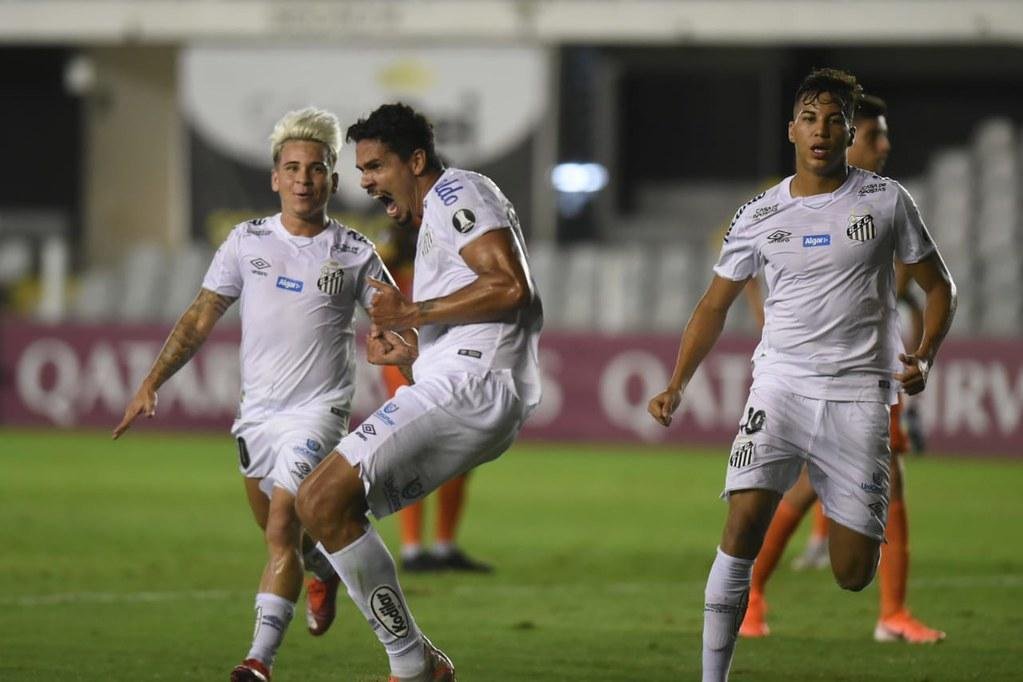 Fifa pro&iacute;be Santos de contratar jogador por tr&ecirc;s janelas