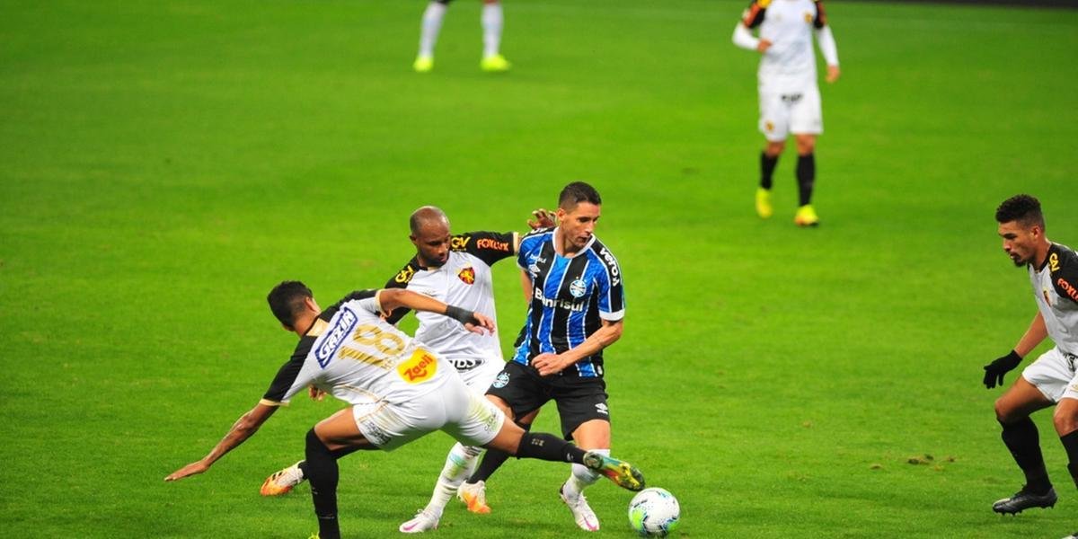 Meia enfrentou sua nova equipe ainda com a camiseta Tricolor