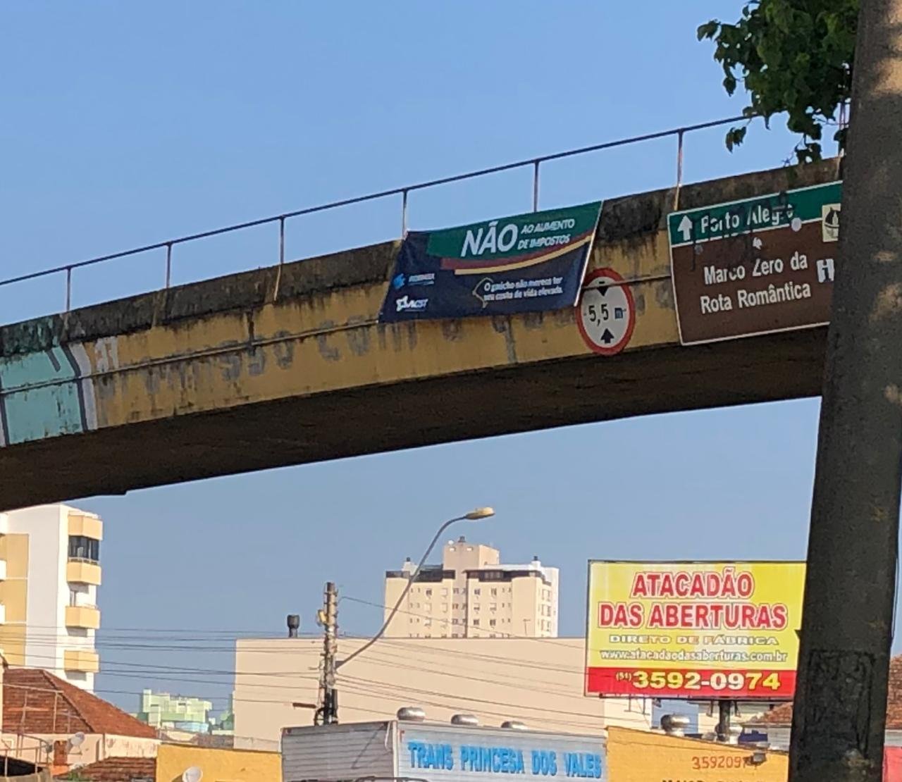Acist-SL instalou faixas de protesto contra a proposta de reforma tribut&aacute;ria proposta pelo governo Eduardo Leite em passarelas da BR 116