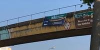 Acist-SL instalou faixas de protesto contra a proposta de reforma tributária proposta pelo governo Eduardo Leite em passarelas da BR 116