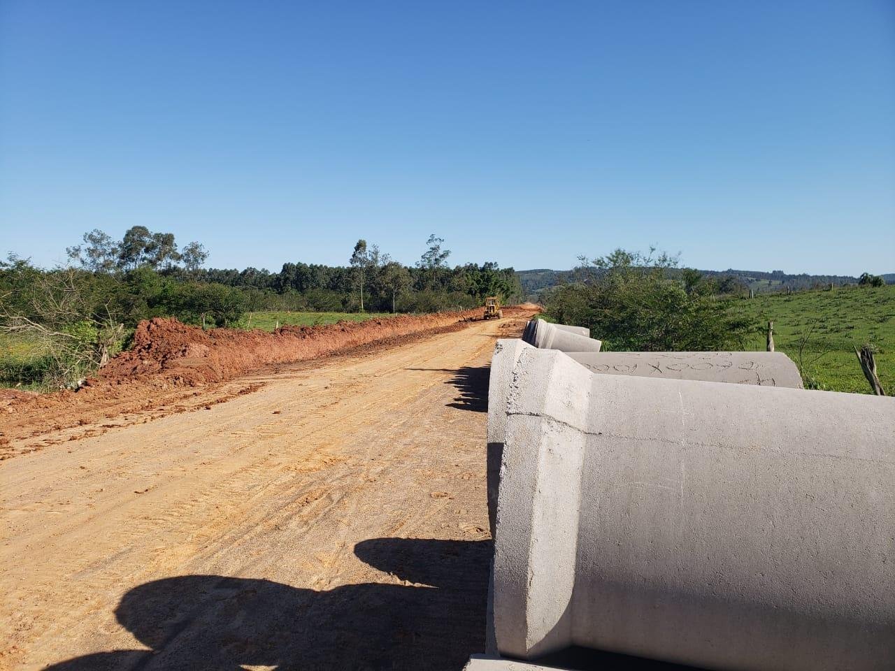 Melhorias s&atilde;o realizadas na Estrada do Pinhal, que liga o munic&iacute;pio ao distrito de Santa Cristina do Pinhal