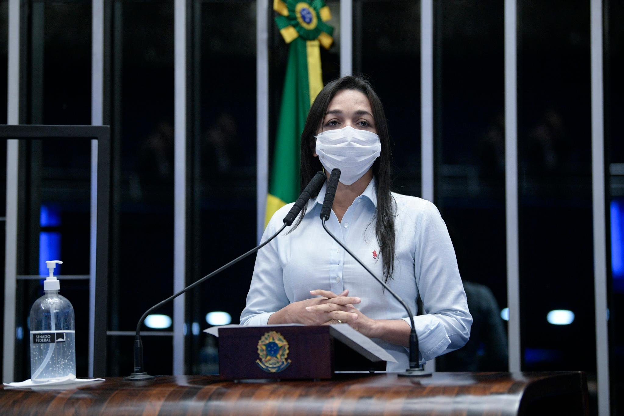Eliziane Gama protocolou o requerimento ap&oacute;s conseguir as 27 assinaturas necess&aacute;rias