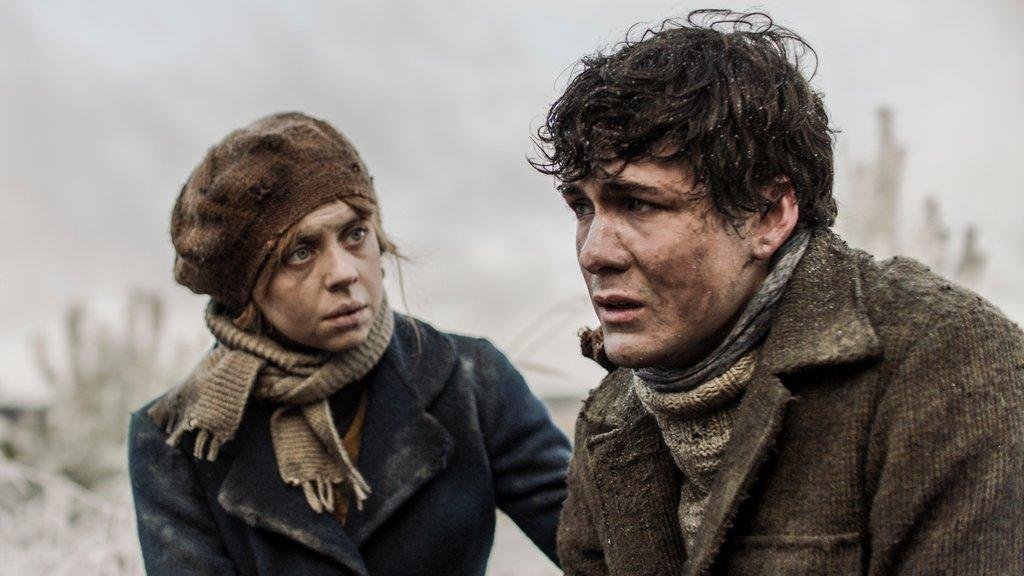 Bel Powley vive a jovem lituana Lina, mandada para os gulags com 15 anos de idade