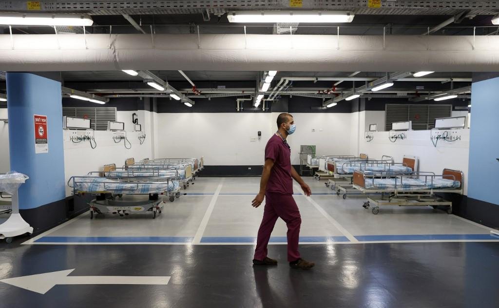 Hospital de Israel transforma estacionamento em leitos para atender pacientes com Covid-19