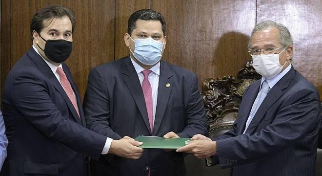 Paulo Guedes na entrega da primeira fase da tribut&aacute;ria ao Congresso, em 21 de julho