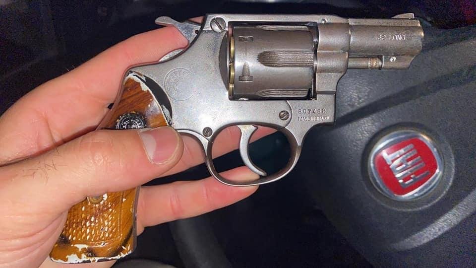 Menor de idade foi apreendido portanto um rev&oacute;lver calibre 32 e muni&ccedil;&otilde;es