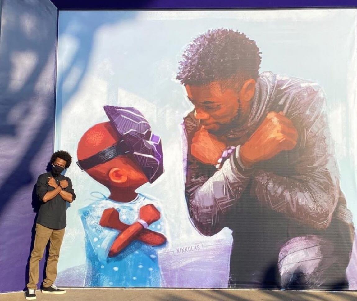 O artista Nikkolas Smith pintou o mural &ldquo;King Chad&rdquo; em homenagem ao ator Chadwick Boseman