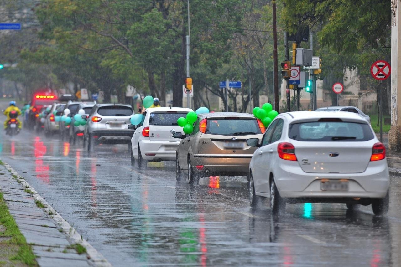 Cerca de 20 carros percorreram as ruas para conscientizar