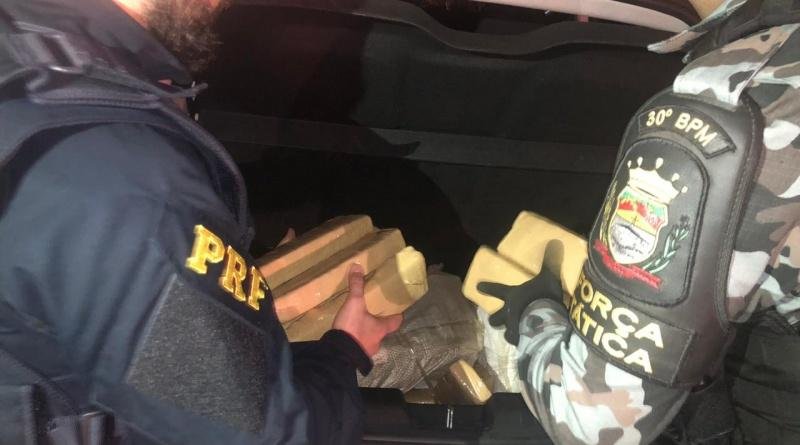 Os agentes iniciaram o acompanhamento que se prolongou por 90km quando o carro foi interceptado