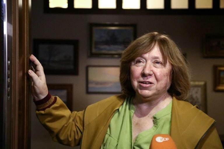 Vencedora do Nobel de Literatura deixa Belarus para fazer tratamento na Alemanha