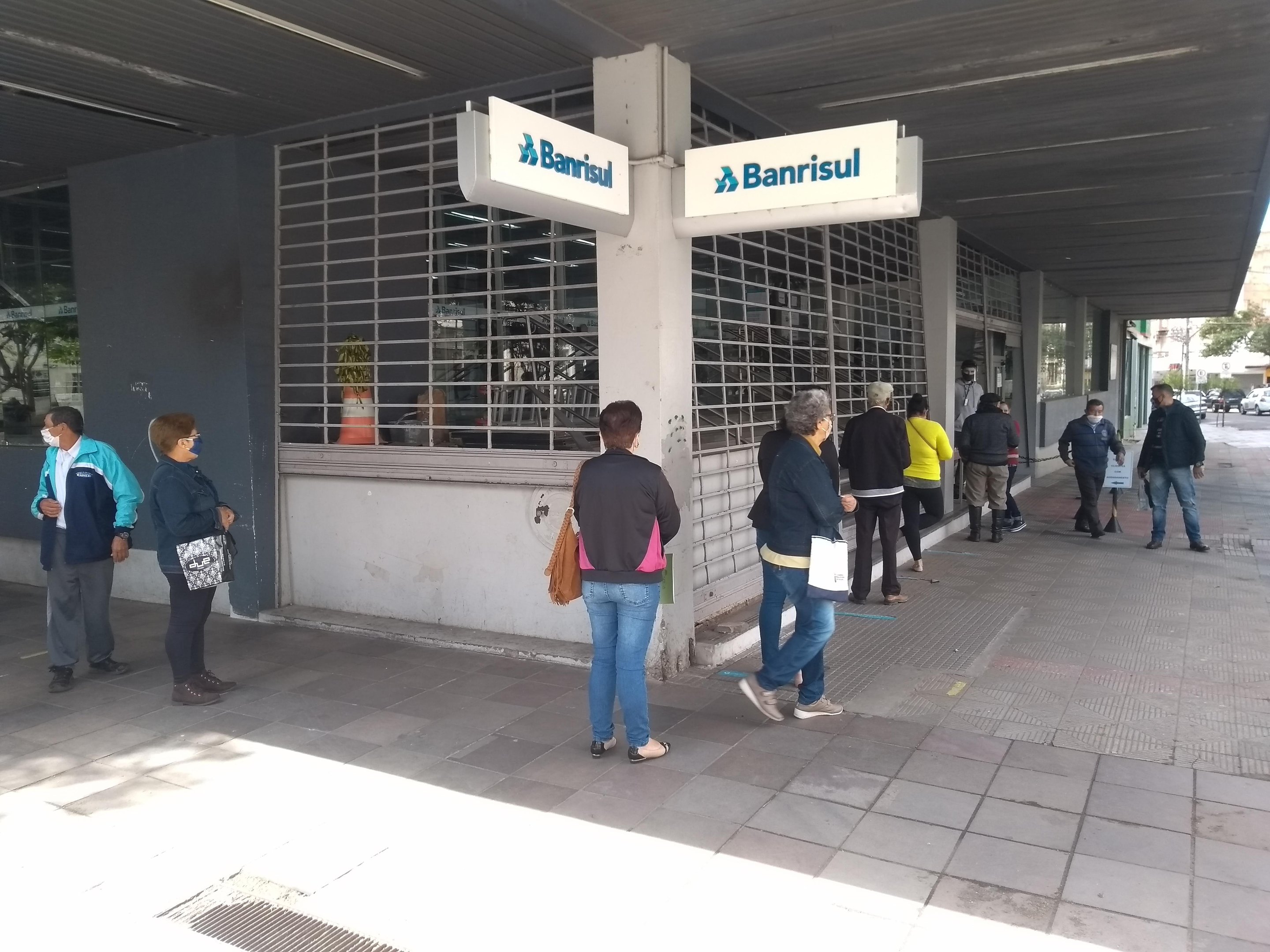 Longas filas se formaram desde o in&iacute;cio da manh&atilde;