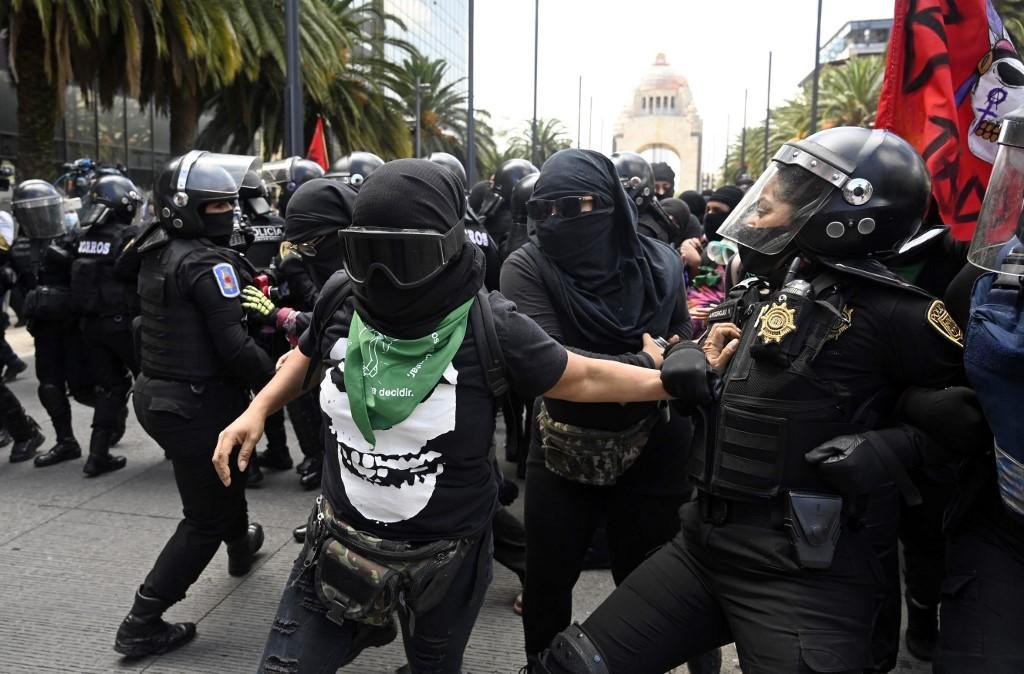 Os confrontos com a pol&iacute;cia come&ccedil;aram no in&iacute;cio da marcha