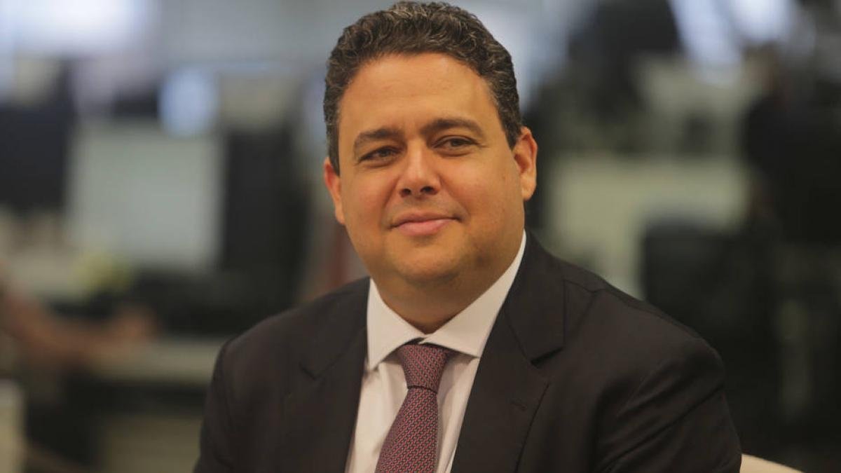 O presidente da Ordem dos Advogados do Brasil, Felipe Santa Cruz, assina manifesta&ccedil;&atilde;o