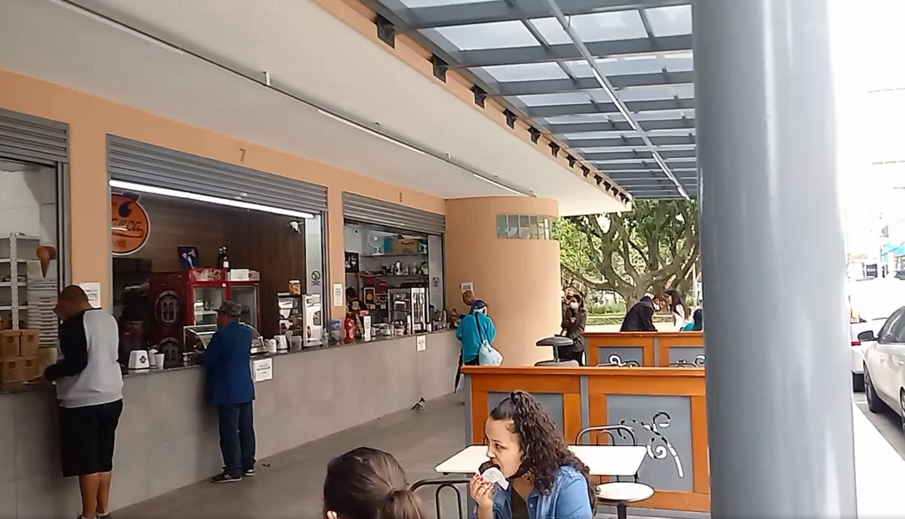 Ap&oacute;s mais de tr&ecirc;s meses, as mesas e cadeiras voltaram as tradicionais bancas da &aacute;rea central