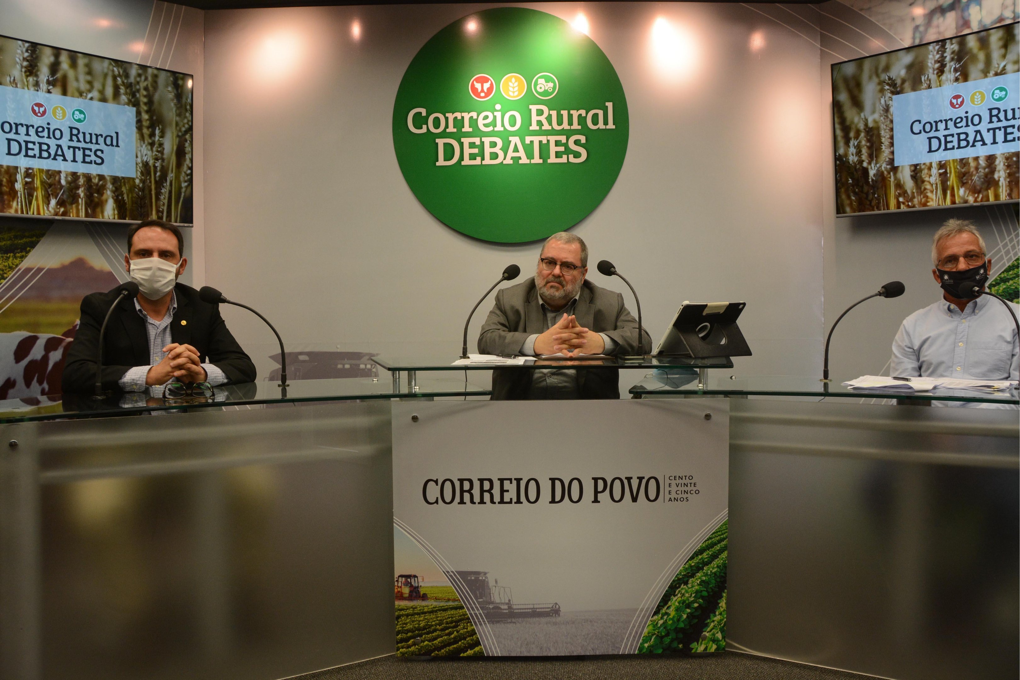 Na foto: Eduardo Condorelli, superintendente do Senar/RS, Telmo Flor, Diretor de Reda&ccedil;&atilde;o do Correio do Povo, e Paulo Pires, Presidente da Fecoagro/RS.