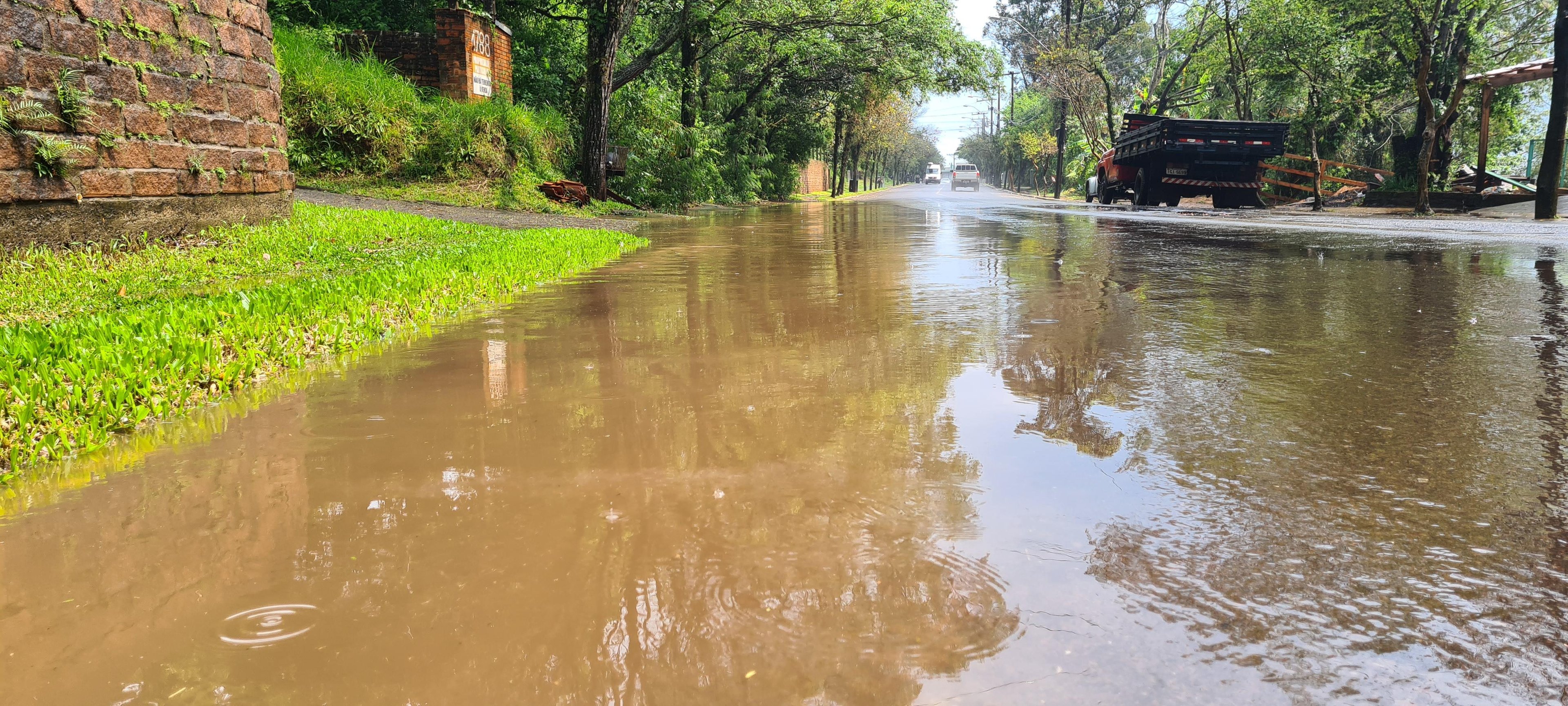 Na avenida Jo&atilde;o Alo&iacute;sio Algayers, em Lomba Grande, uma das pistas estava parcialmente coberta pela &aacute;gua