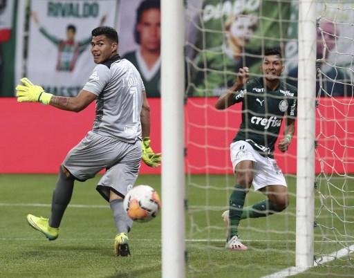 Rony, ex-Athletico-PR, marcou pela primeira vez com a camisa do Palmeiras