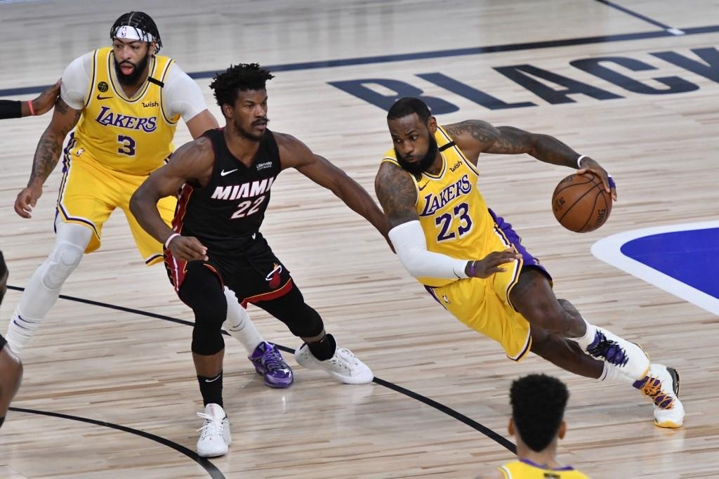 Lakers abriram grande vantagem e controlaram jogo