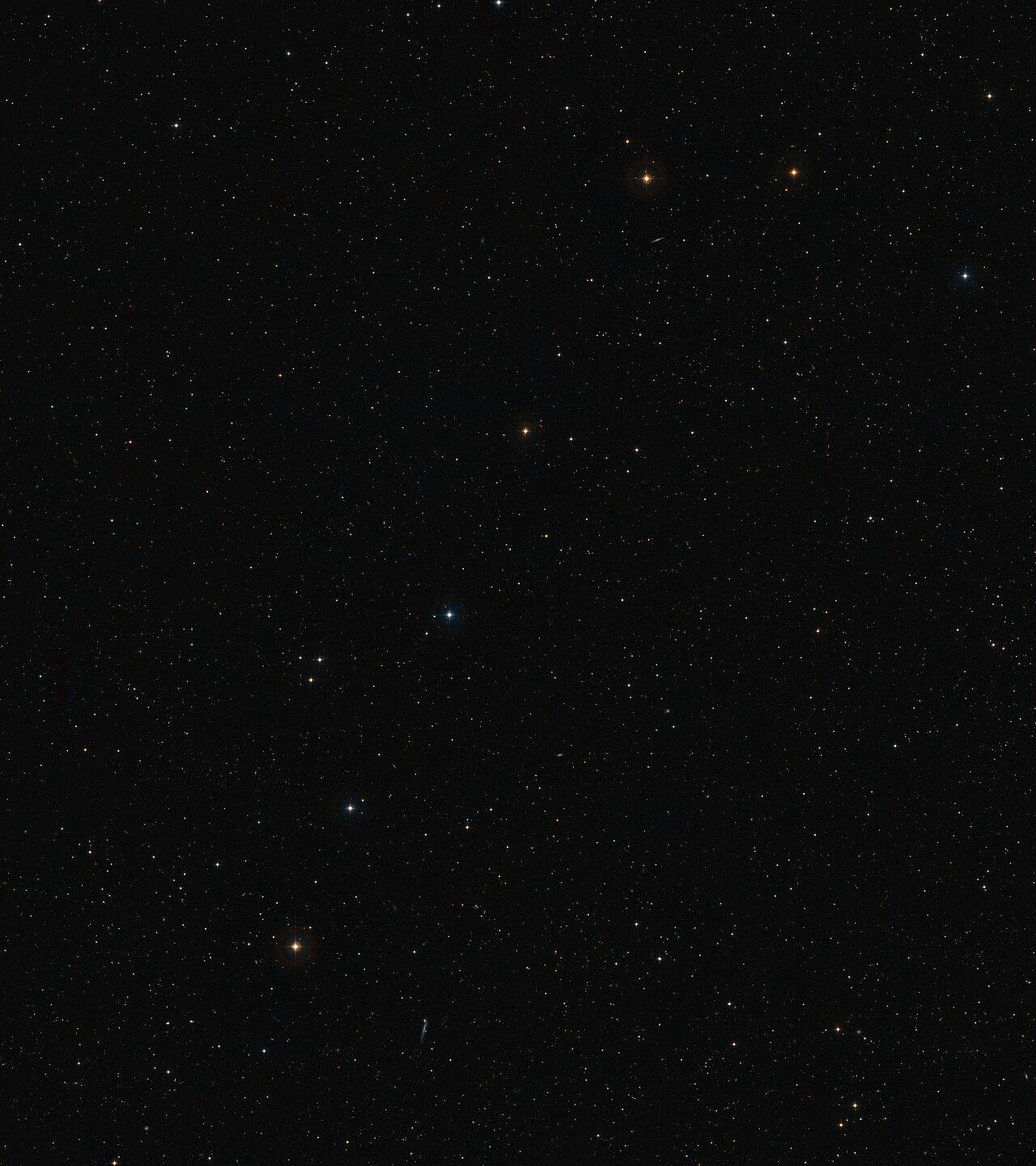Esta imagem mostra o c&eacute;u em torno do SDSS J103027.09 + 052455.0, um quasar alimentado por um buraco negro supermassivo cercado por pelo menos seis gal&aacute;xias. Esta imagem foi criada a partir de imagens do Digitized Sky Survey 2.