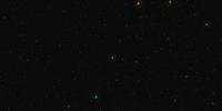 Esta imagem mostra o céu em torno do SDSS J103027.09 + 052455.0, um quasar alimentado por um buraco negro supermassivo cercado por pelo menos seis galáxias. Esta imagem foi criada a partir de imagens do Digitized Sky Survey 2.