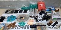 Houve a apreensão de maconha, cocaína, pistola de fabricação turca, munição, eppendorfs e celulares, entre outros materiais