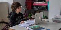 Mãe de um estudante reconhece que sua família tem sorte, enquanto seu filho estuda com um MacBook